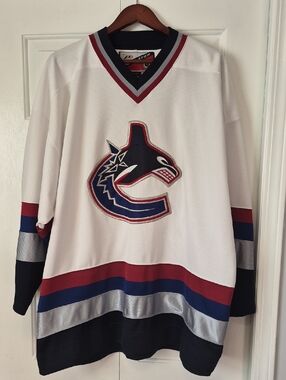 Vintage Pro Player NHL White Vancouver Canucks Orca Crest Hockey Jersey